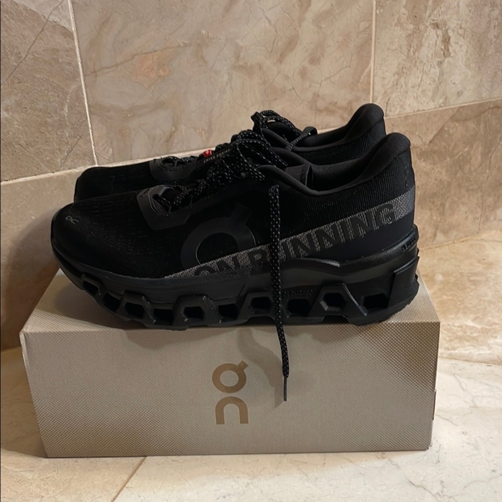 On Running women’s Black Sneakers